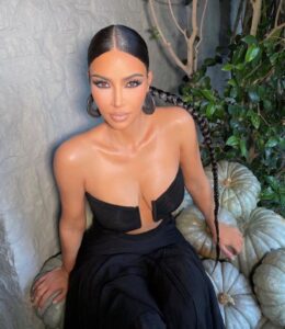 Kim Kardashian Jokes About Failed Marriages, Skips Paris Hilton Carnival Agnesisika blog