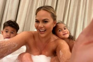 Chrissy Teigen criticized for taking bath with kids Luna, 5, and Miles, 3 Agnesisika blog
