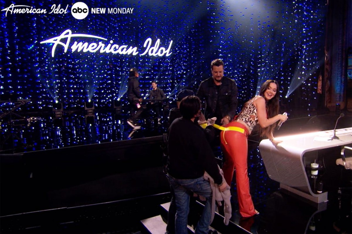 Katy Perry’s Skintight Leather Pants Split On American Idol Stage