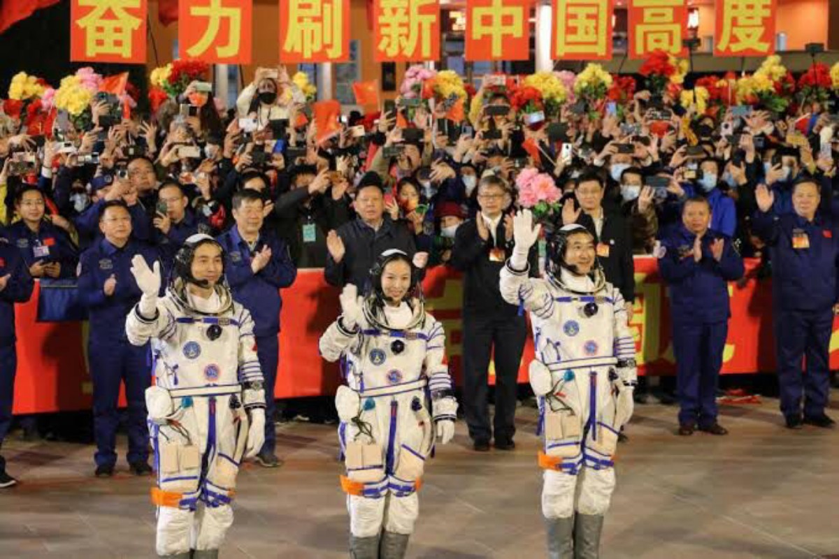 Chinese Astronauts Return To Earth After Six Months In Space