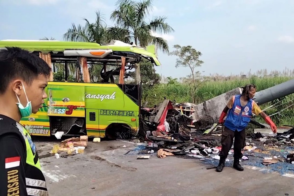Drowsy Driver Smashes Bus Into Billboard, Killing 14 Tourists
