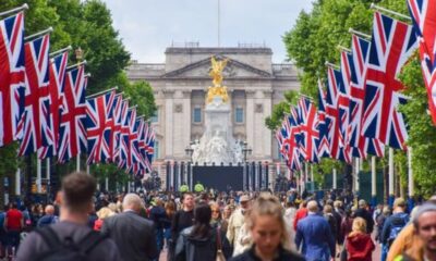 Royal Super-Fans Camp Outside Buckingham Palace Ahead Of Queen’s Jubilee Celebrations