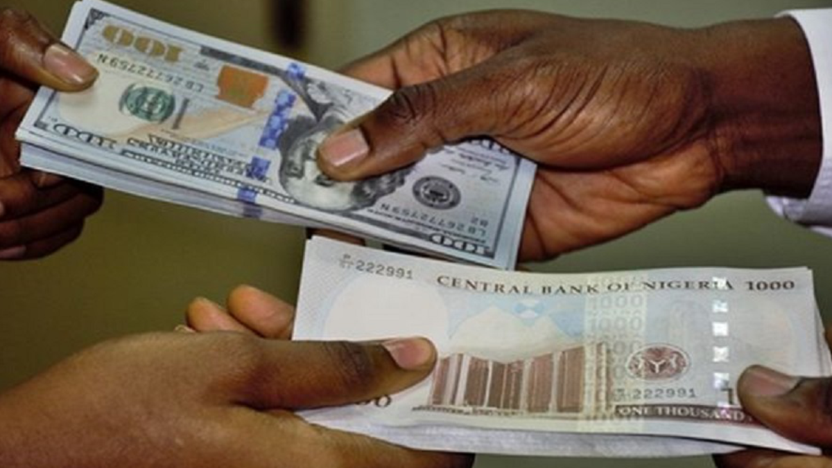 Naira drops to N956/$ as dollar supply falls by 46%