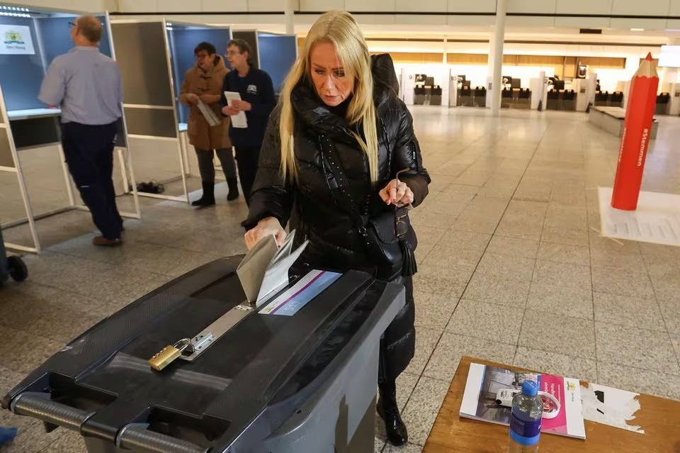 Dutch vote in tight race to pick a new Prime Minister